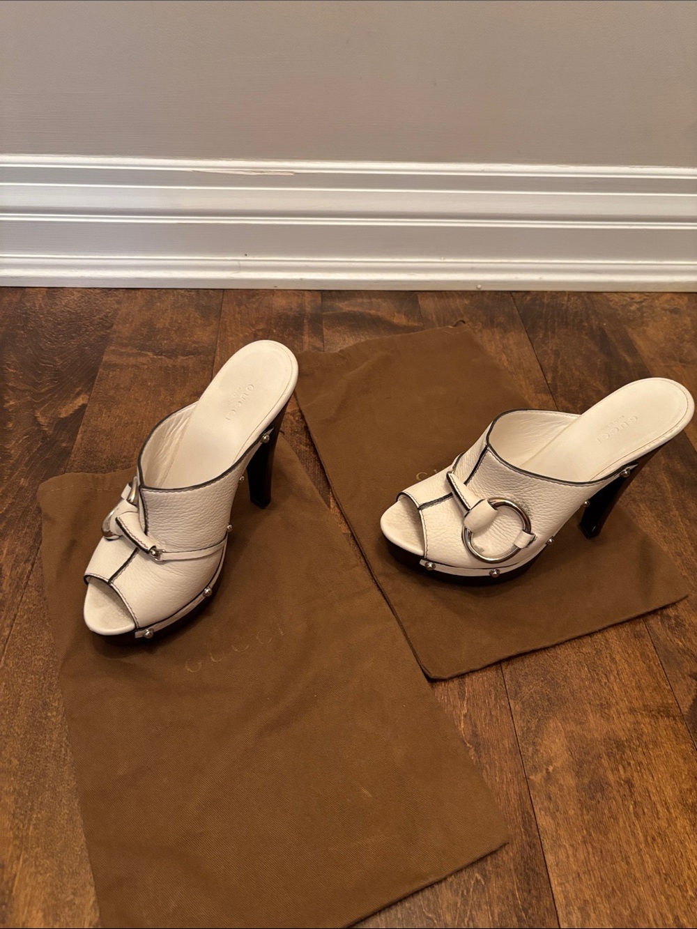 Gucci White Open-Toe Heeled Mules with Buckle Detail